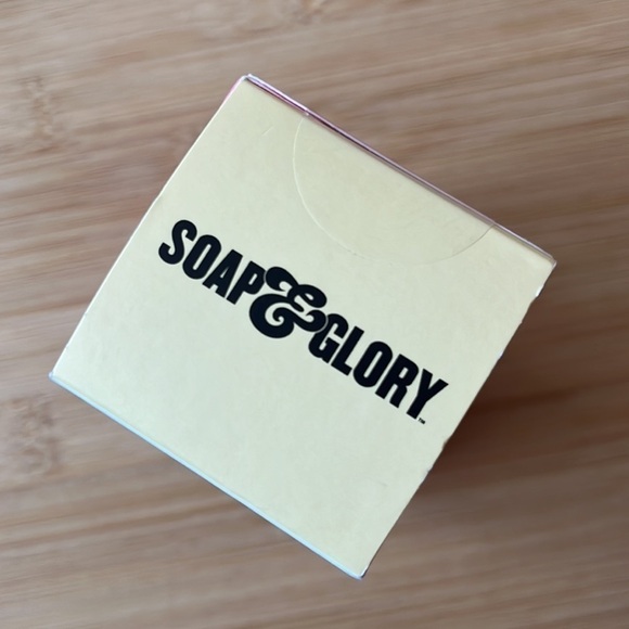 Brand New Soap & Glory Vitamin C Serum & Super Moisturizing Day Cream w/ Bag - Picture 9 of 16